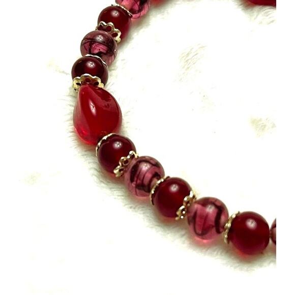 Vintage Ruby Red & Pink Swirl Glass Bead 8" Stretch Bracelet - Picture 2 of 4